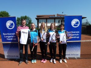 Damen-Tennismannschaft mit Sponsor Ulrich Gerdes